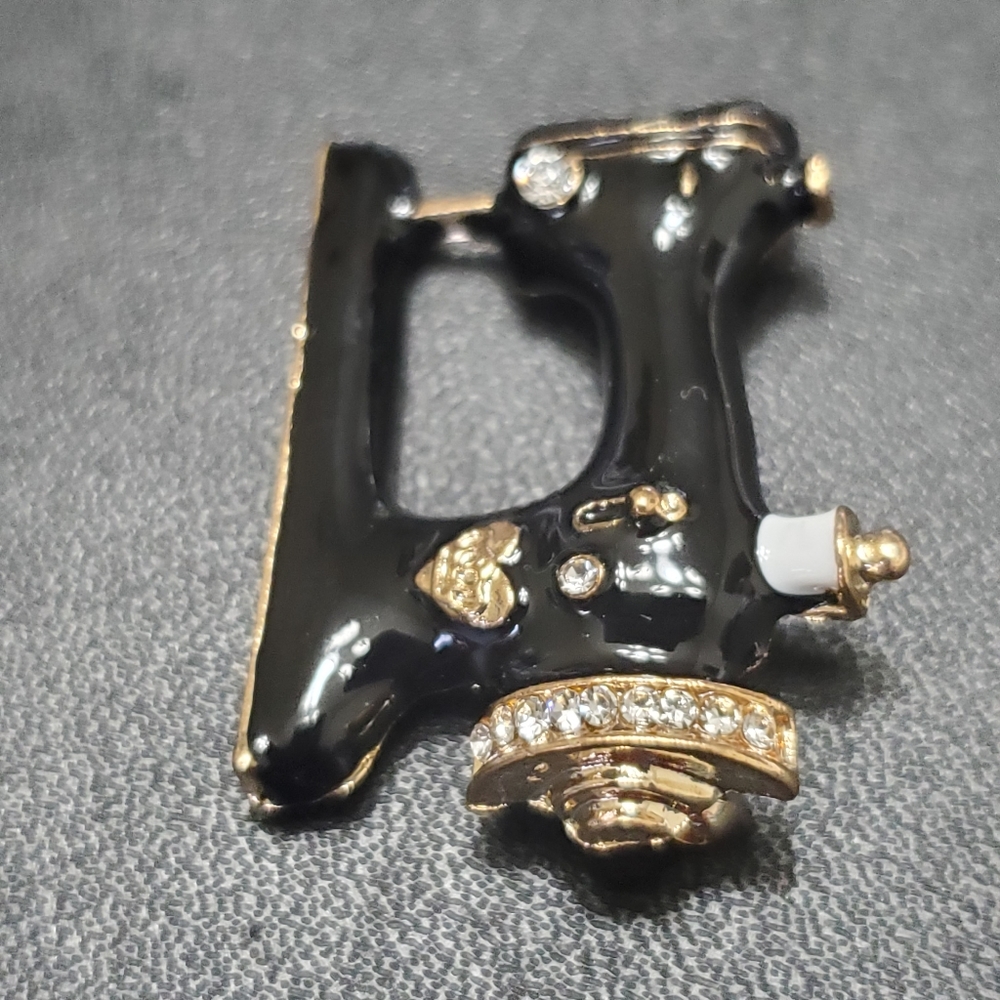 *Sale* Black enamel sewing machine brooch - Picture 2 of 7